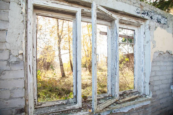 Rozbité okno v opuštěném domě vnitřní closeup — Stock fotografie