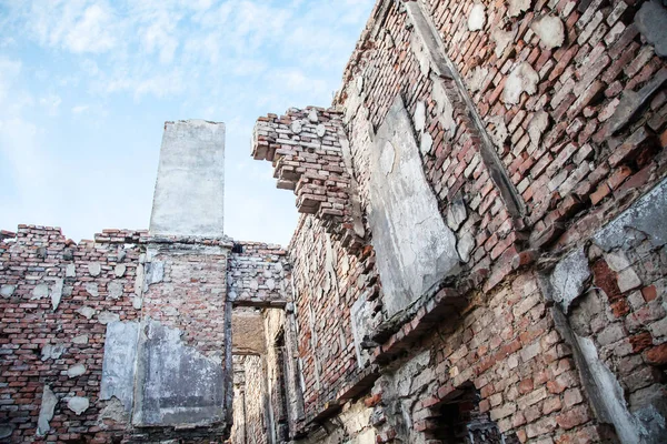 içinde terk tuğla ev