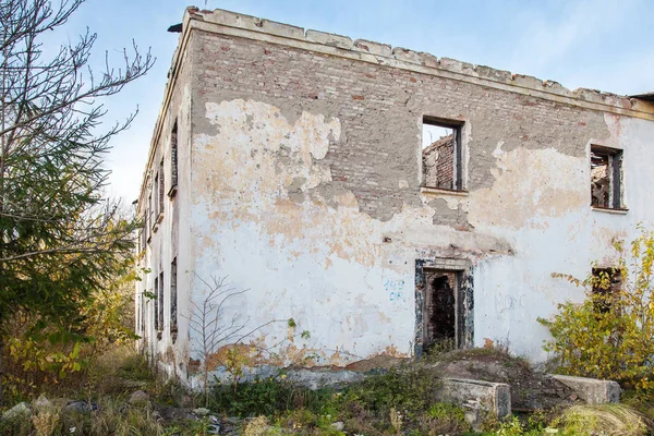 Casa de tijolo abandonada do lado de fora — Fotografia de Stock
