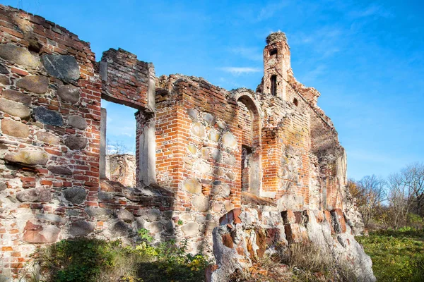 Église médiévale abandonnée de saint barbara — Photo