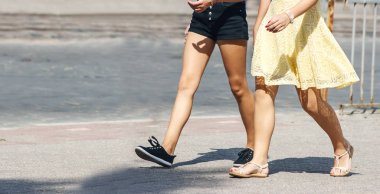 Genç kızlar sokakta yürürken