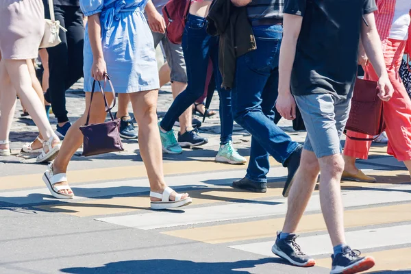 Peatones en un cruce peatonal — Foto de Stock