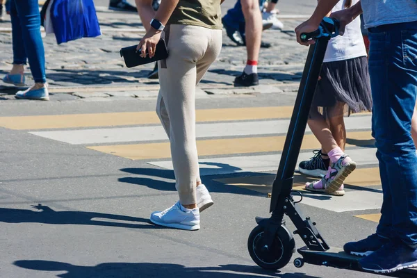 Pedoni in un passaggio pedonale — Foto Stock