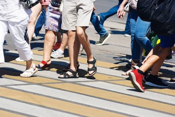 Pedoni in un passaggio pedonale — Foto Stock