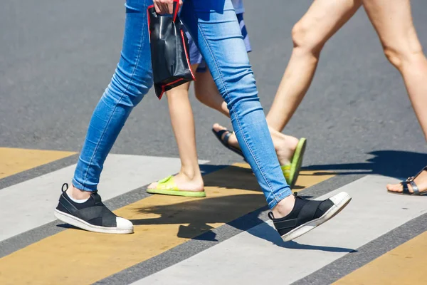 Pedestres em uma travessia pedestre — Fotografia de Stock