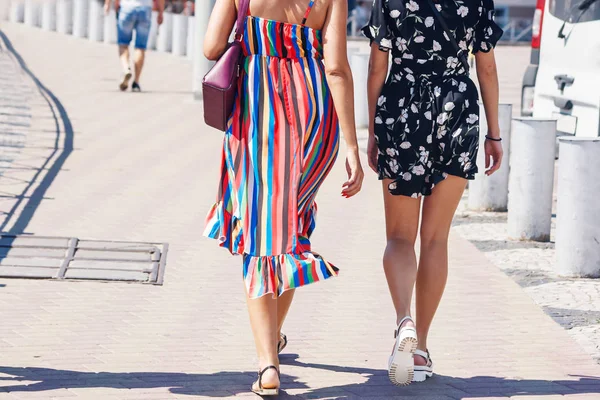 Deux jeunes filles marchant dans la rue — Photo