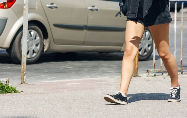 Chica joven caminando por la calle — Foto de Stock