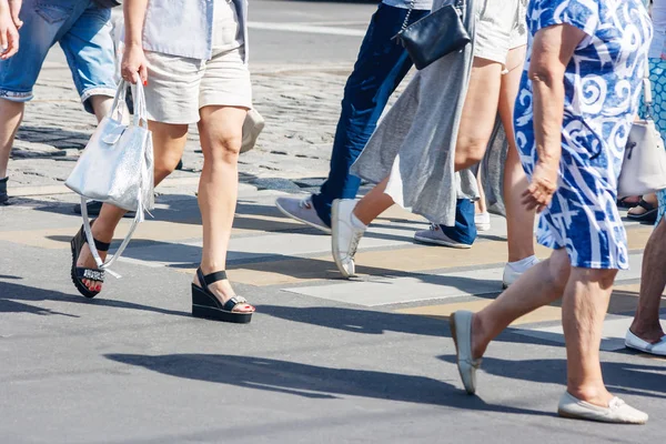 Peatones en un cruce peatonal — Foto de Stock