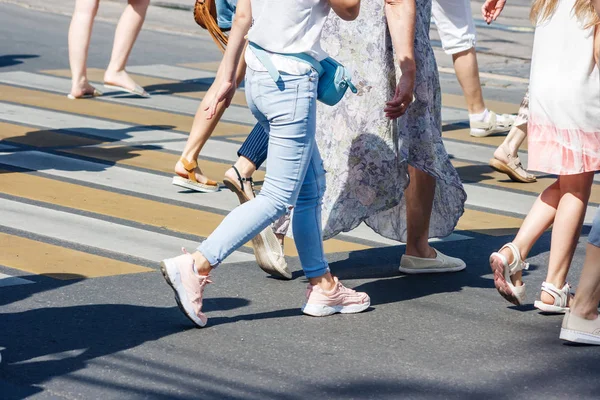 Fotgängare vid ett övergångsställe — Stockfoto