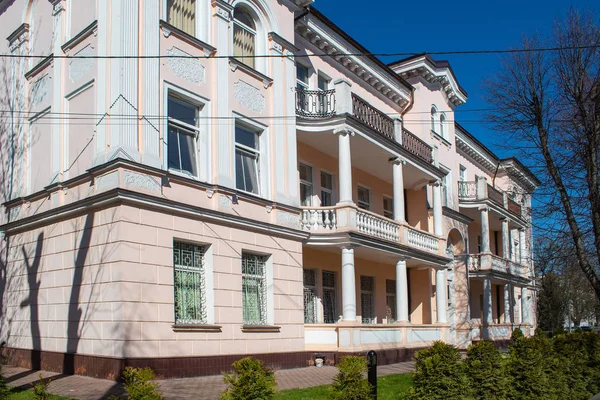 Velho edifício residencial de vários andares — Fotografia de Stock