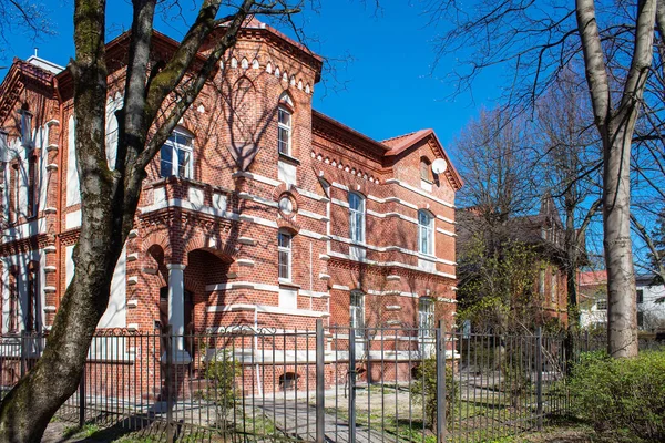 Oud residentieel meerverhaal gebouw — Stockfoto