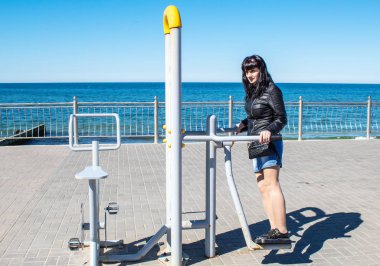 Genç kadın simülatöre bağlandı.