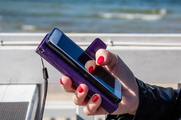 Молодая женщина с помощью мобильного смартфона — стоковое фото