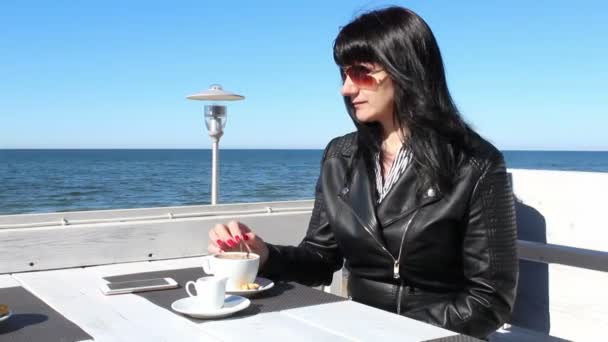 Giovane Donna Bruna Giacca Pelle Nera Occhiali Sole Mescolando Caffè — Video Stock