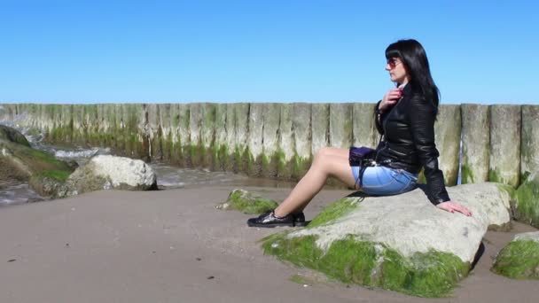Mujer Joven Gafas Sol Chaqueta Cuero Negro Falda Mezclilla Azul — Vídeo de stock