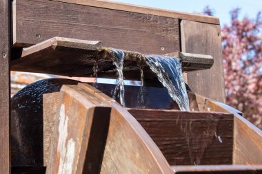 büyük ahşap su çarkı açık closeup