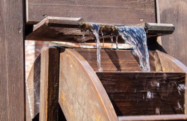 büyük ahşap su çarkı açık closeup