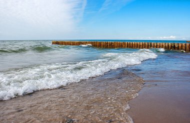 dalgalar dalgakıran üzerinde çökmesini ile deniz manzarası