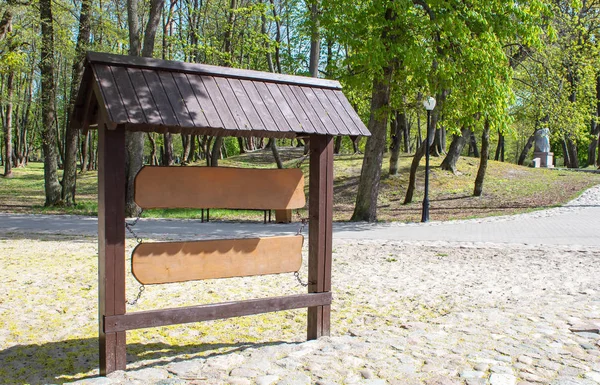 Panneaux en bois dans le parc de la ville — Photo