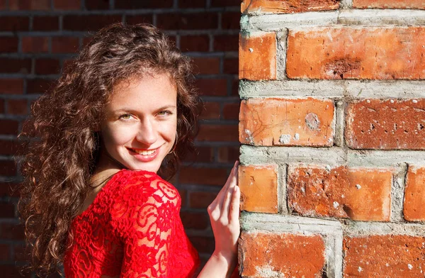 Portrait d'une jeune belle espagnole en robe rouge près de la — Photo