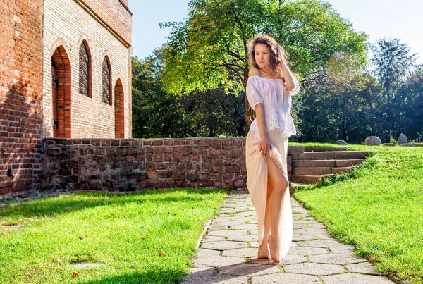 Jeune fille dans une robe légère debout sur l'allée — Photo