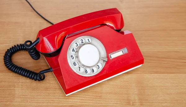 Красный ретро-телефон на столе — стоковое фото