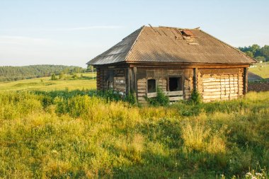 Köyün eski terk edilmiş ahşap ev