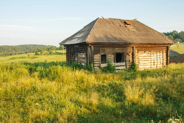 Παλαιά εγκαταλειμμένη ξύλινο σπίτι στο χωριό — Φωτογραφία Αρχείου
