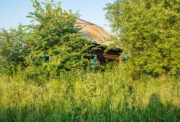 Παλαιά εγκαταλειμμένη ξύλινο σπίτι στο χωριό — Φωτογραφία Αρχείου