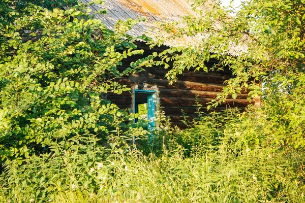 Velha casa de madeira abandonada na aldeia — Fotografia de Stock