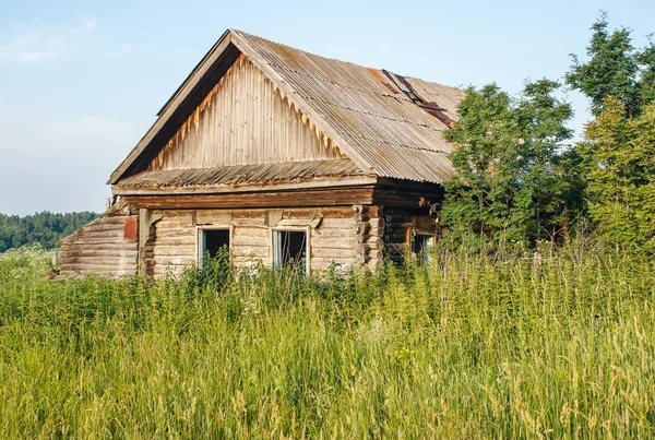 Old abandoned wooden house in the village — Stock Photo, Image