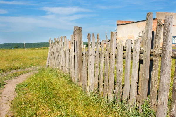 Старый деревянный забор в поле в деревне — стоковое фото
