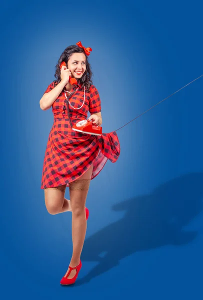 Feliz jovem pinup de pé mulher falando no telefone — Fotografia de Stock