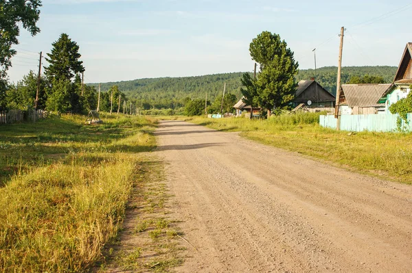 Onverharde weg in het dorp — Stockfoto