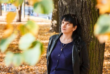 parkta bir yürüyüş genç esmer gülümseyen kadın