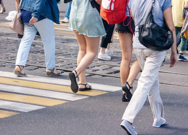 Persone che attraversano la strada al passaggio pedonale sul soleggiato — Foto Stock