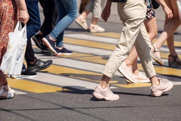 Pies de peatones caminando por el paso de peatones — Foto de Stock