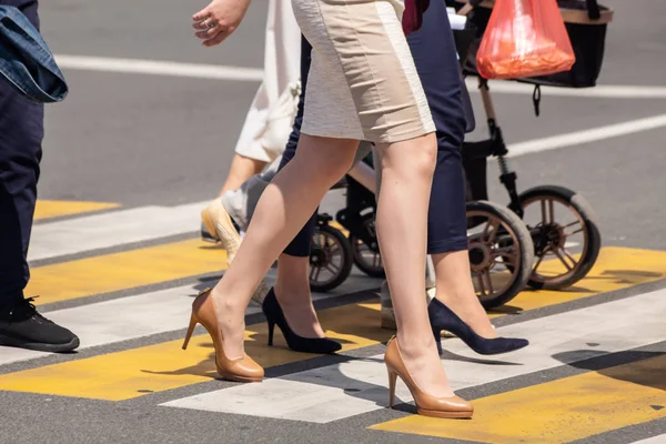 People crossing the street at pedestrian crossing on sunny — Stock Photo, Image