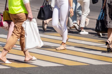 yayalar yaya geçidi üzerinde yürüme metrelik