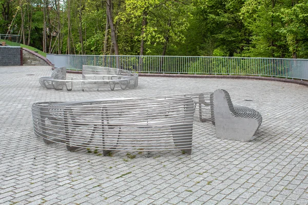 Moderna metall runda trädgårds bänkar — Stockfoto