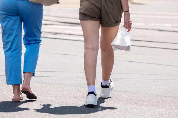 횡단 보도에 걷는 보행자의 발 — 스톡 사진