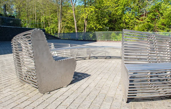 Banc de jardin rond en métal moderne — Photo