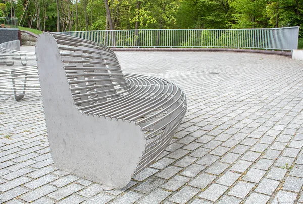 Moderní kovové kulaté zahradní lavičky — Stock fotografie