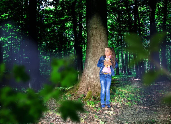 Malá vystrašená dívka v lese — Stock fotografie