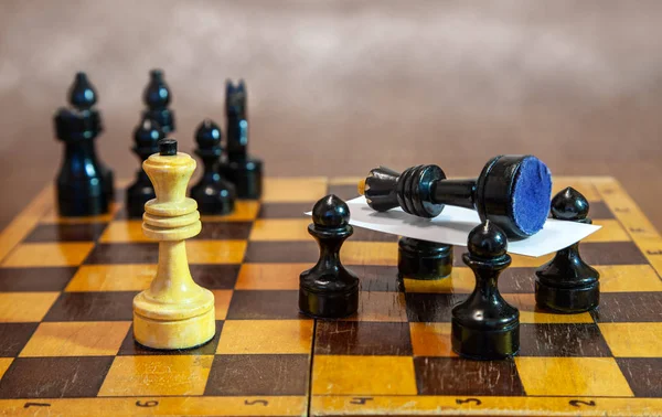 Black pawns carry the killed king on a stretcher — Stock Photo, Image