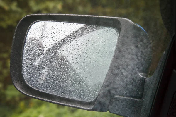 Espejo de coche con gotas de lluvia — Foto de Stock