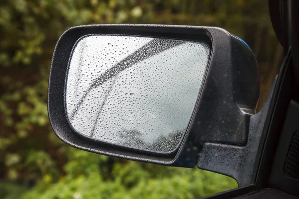 yağmur damlaları ile araba aynası