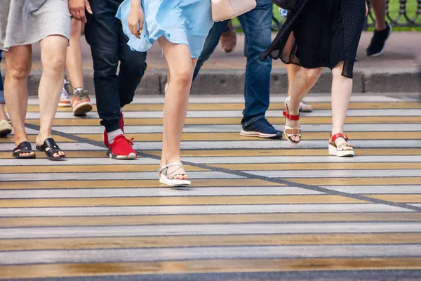 Pies de peatones en un paso peatonal — Foto de Stock