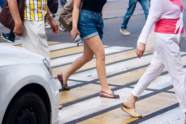 横断歩道で歩行者の足 — ストック写真