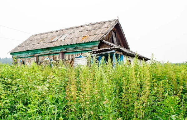 Заброшенный деревянный дом в деревне — стоковое фото